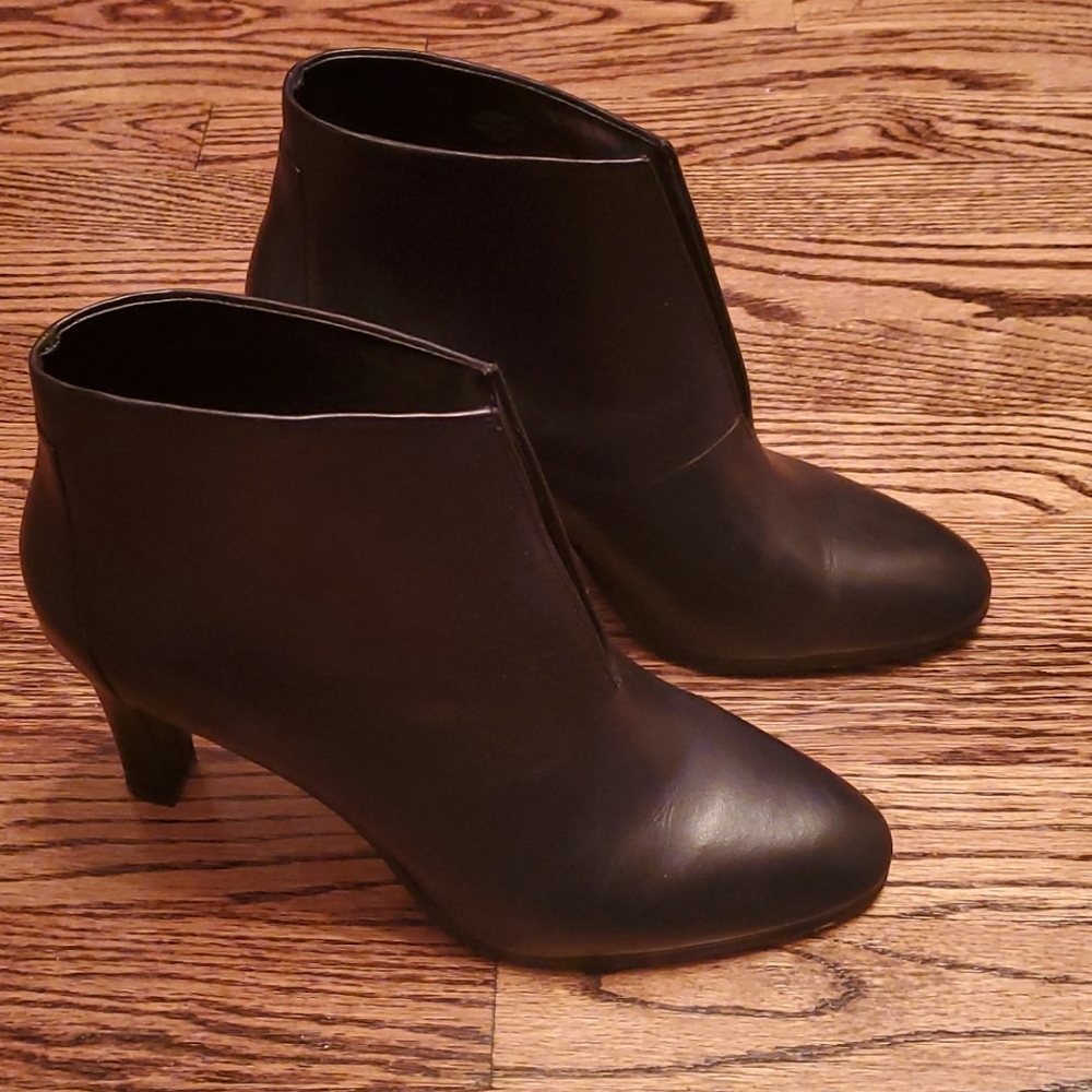 Tahari boots